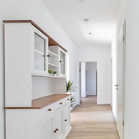 Lichtdurchflutete 8-raum-wohnung