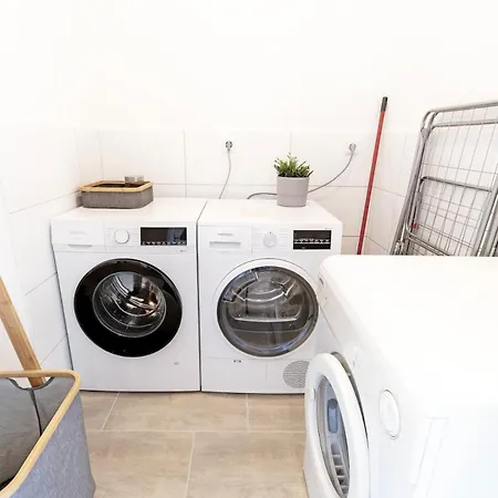 Lichtdurchflutete 8-raum-wohnung Apartment *